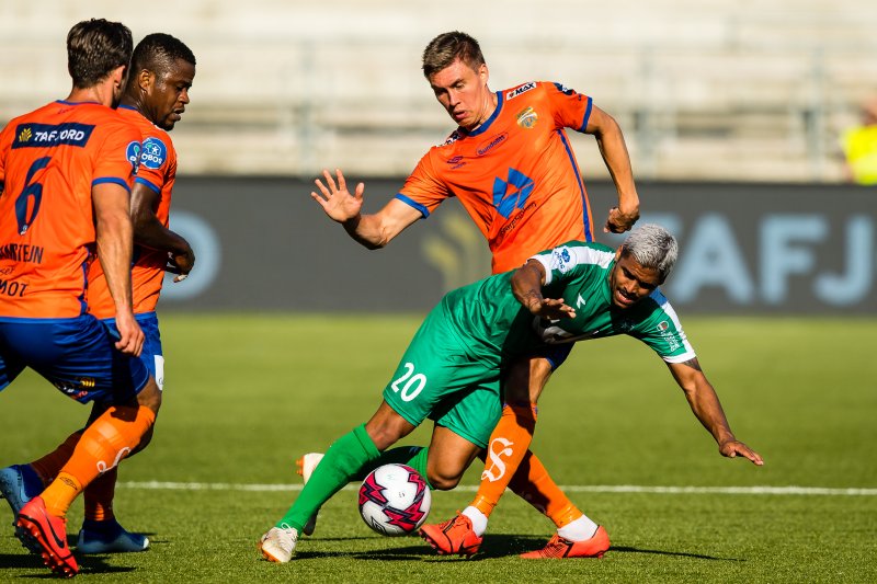 Daniel Leo Gretarsson her i duell med Nest-Sotra sin Jefferson David Concalo de Souza Foto: Marius Simensen / BILDBYRÅN