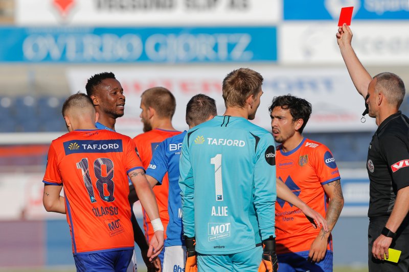 Rødt kort til Moldes Leke James i eliteseriekampen i fotball mellom Aalesund og Molde på Color Line Stadion.Foto: Svein Ove Ekornesvåg / NTB scanpix