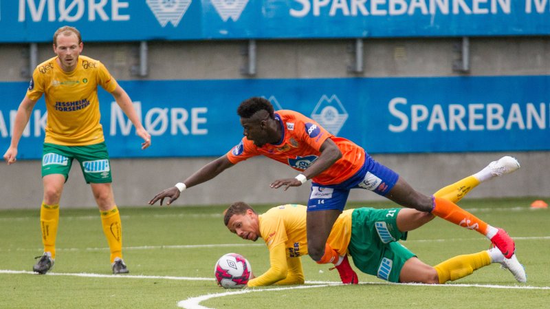 Pape Habib Gueye legges i bakken mot Ullensaker/Kisa. Med fart, teknikk og styrke har han mot slutten av kampene vært en håndfull for motstanderne. Foto: Srdan Mudrinic.