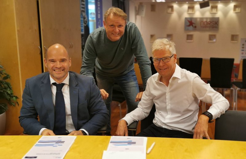 Kåre Bottolfsen (daglig leder i TicketCo), Thomas Torjusen (mediesjef i Norsk Toppfotball) og Leif Øverland (administrerende direktør i Norsk Toppfotball) i forbindelse med signering av avtalen. Foto: Dag Frode Algerøy