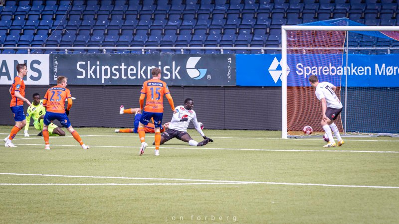 Torbjørn Agdestein setter inn 1-0 til AaFK rett før pause. Foto: Jon Forberg
