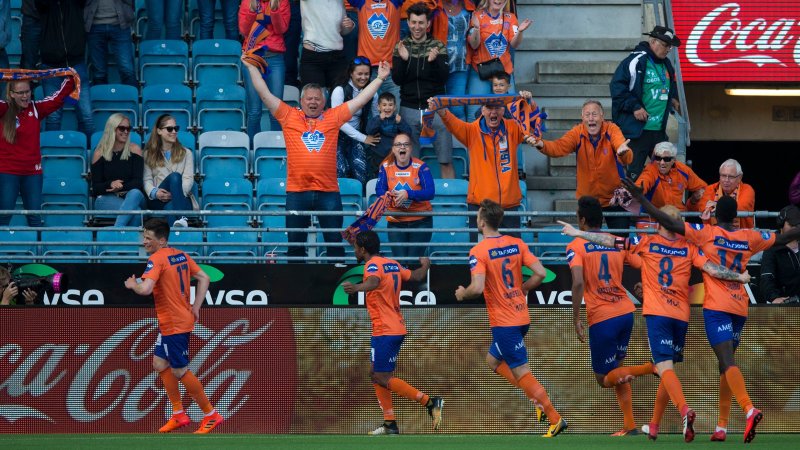 Supportere og spillere jubler etter scoring i oppgjøret mellom Viking og Aalesund i 2018.
