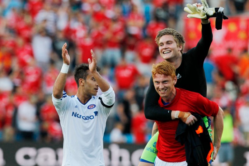 Vålerengas Mohammed Fellah (t.v.) og Aleksander Solli med keeper Gudmund Kongshavn på ryggen, takker publikum etter vennskapskampen i fotball mellom Vålerenga og Liverpool på Ullevaal stadion i Oslo sensommeren 2011. Kampen endte 3-3. Foto: Håkon Mosvold Larsen / Scanpix