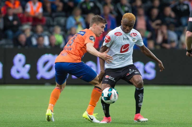 Sogndals Chidiebere Nwakali i duell med Daníel Leó Grétarsson. Foto: NTB scanpix
