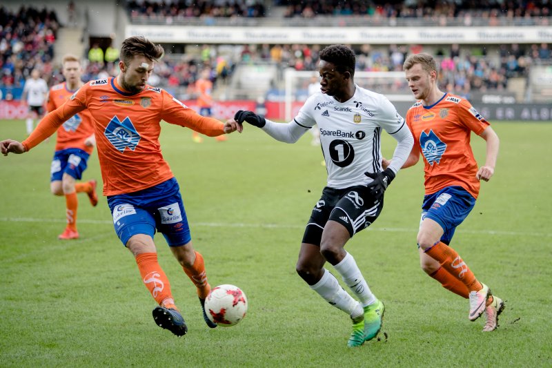 Kaj Ramsteijn i duell mot Rosenborgs Bakenga. Foto: NTB Scanpix