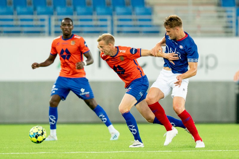 Parfait dannet midtbaneduo med Peter Orry Larsen mot Vålerenga. Foto: NTB Scanpix.