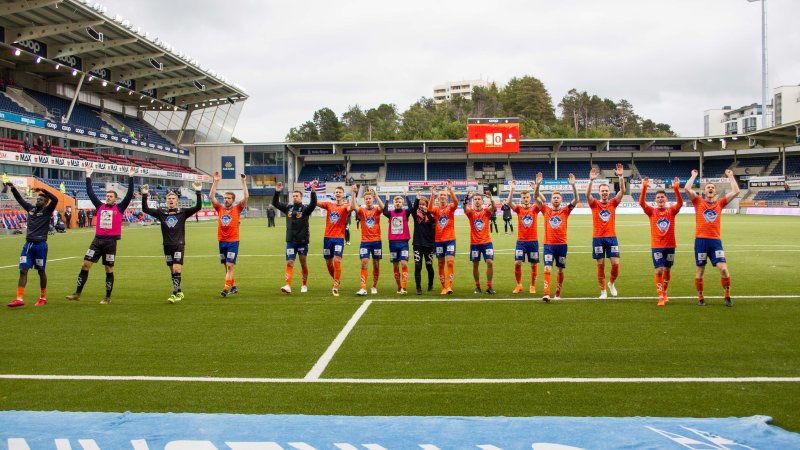 Spillerne setter stor pris på støtten fra tribuna. Her takker laget supporterne for god støtte etter Notodden-kampen. Foto: Srdan Mudrinic.