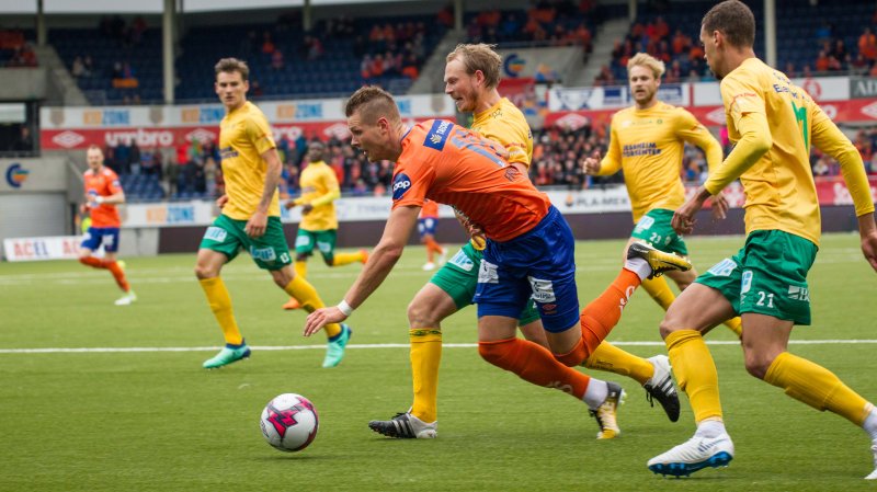 Holmbert Fridjonsson var igjen sentral for AaFK. Lars Bohinen skryter av sin hardtarbeidende spiss. Foto: Srdan Mudrinic.