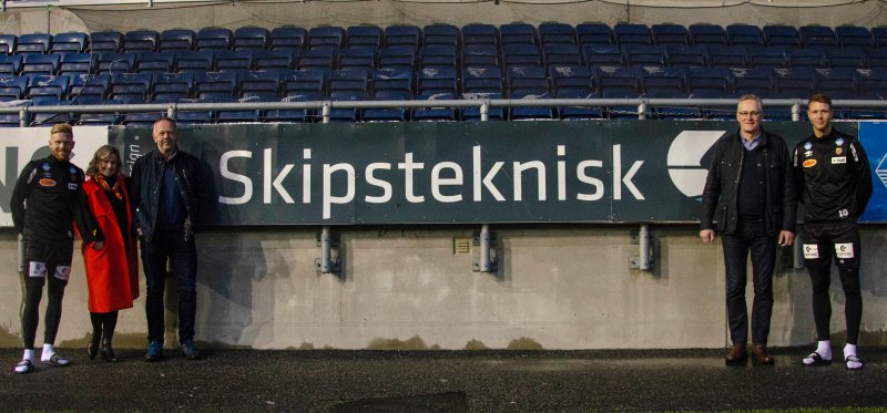 Skipsteknisk øker sitt engasjement som strekker seg over tre år. Fra venstre: kaptein Fredrik Carlsen #8, partneransvarlig AaFK Sarah Isabella Aarøe, salgsansvarlig, offshorefartøy, Bjørn-Oscar Kløvning,&nbsp;administrerende direktør Hans-Ove Holmøy og superspiss Holmbert Frodjonsson #10.